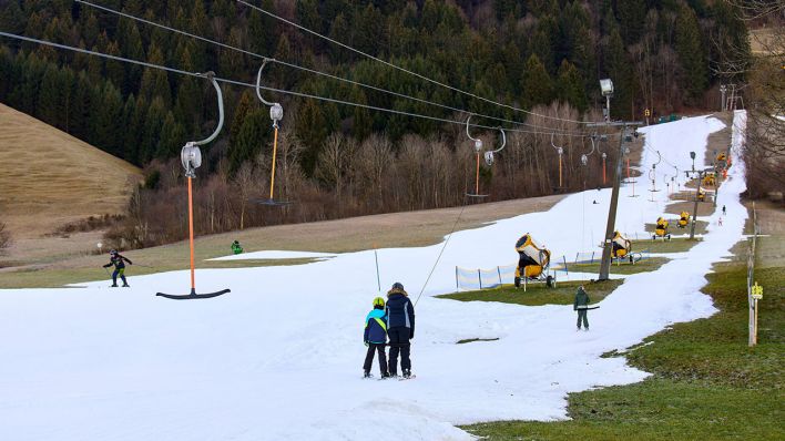 Pfronten in Bayern: Schneefreie Pisten wegen warmer Temperaturen (Archivbild 2023) © IMAGO/Action Pictures