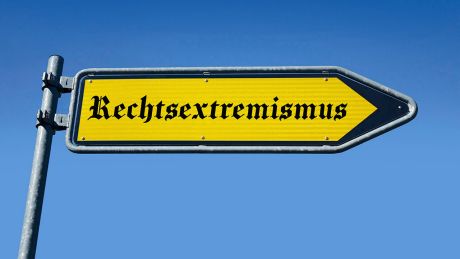 Auf einem Wegweiser steht der Schriftzug "Rechtsextremismus" © IMAGO/Steinach