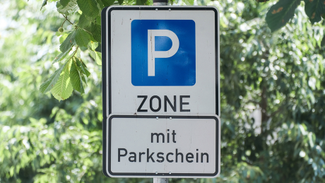 Parkraumbewirtschaftung: Anwohnerparken mit Parkschein (Symbolbild) © IMAGO / Michael Gstettenbauer