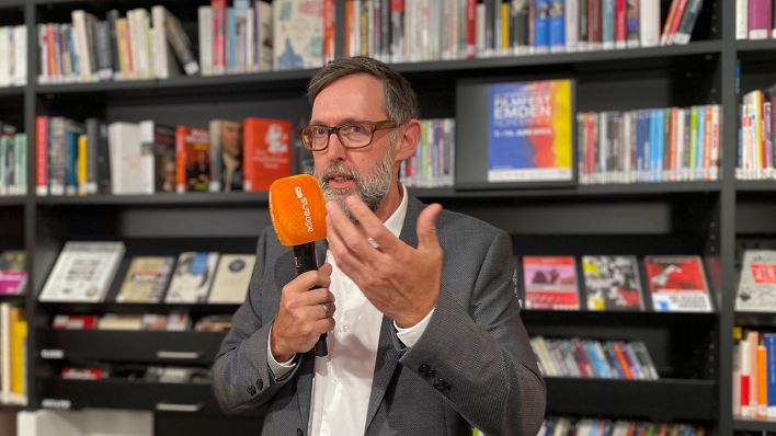 Markus Huber, Leiter des Goethe Instituts in Bratislava, im Gespräch mit Meili Scheidemann und Max Ulrich © radioeins/A. Ernst