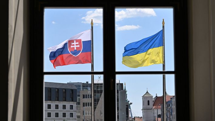 Eine slowakische und eine ukrainische Flagge © IMAGO / CTK Photo