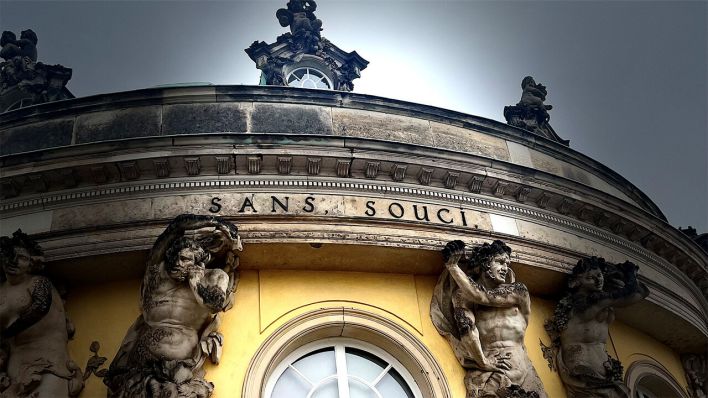 "Sans, Souci" steht am Schloss Sanssouci in Potsdam geschrieben © radioeins/Chris Melzer