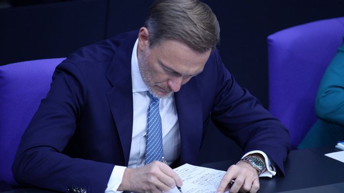 Bundesfinanzminister Christian Lindner (FDP) macht sich Notizen © imago images/dts Nachrichtenagentur