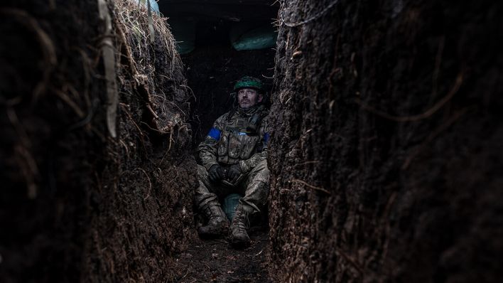 Ein ukrainischer Soldat ruht sich ein einem Schützengraben aus © picture alliance/Anadolu | Diego Herrera Carcedo