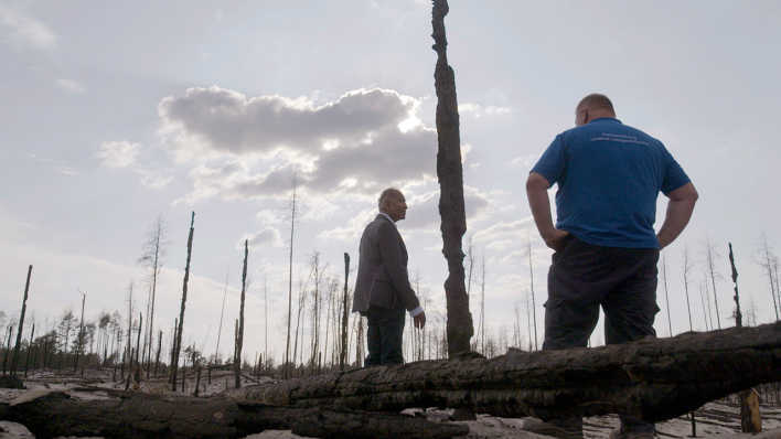 "Drama Klimaschutz - Warum Wissenschaft und Proteste scheitern" - Mojib Latif mit einem Feuerwehrmann im Waldbrandgebiet Lübtheen © MDR/Martin Kaeswurm