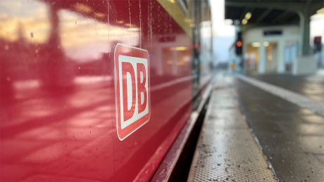 DB-Logo an einer S-Bahn © radioeins/Chris Melzer