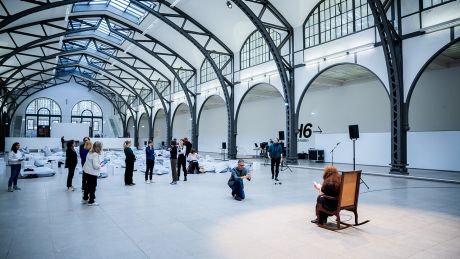 Tania Bruguera (r), Künstlerin und Aktivistin, liest vor einem Pressetermin zu ihrer Performance "Where Your Ideas Become Civic Actions (100 Hours Reading The Origins of Totalitarianism)", im Hamburger Bahnhof – Nationalgalerie der Gegenwart aus Hannah Arendts "Elemente und Ursprünge totaler Herrschaft" © Christoph Soeder/dpa