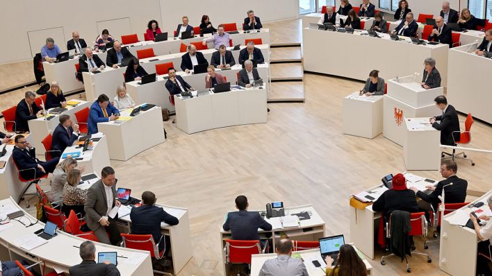 Brandenburger Landtag: In der aktuellen Stunde diskutieren die Parlamentarier über das Vertrauen in die Demokratie © Bernd Settnik/dpa