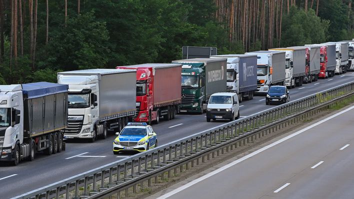 Stoßstange an Stoßstange stehen Lastkraftwagen auf der Autobahn A12 © Patrick Pleul/dpa-Zentralbild/dpa