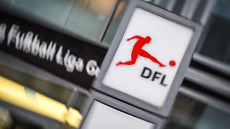 Das Logo der Deutschen Fußball Liga GmbH (DFL) am Eingang der DFL-Zentrale in Frankfurt/Main © picture alliance/dpa | Frank Rumpenhorst