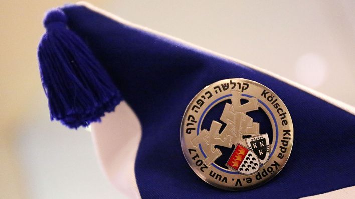 Das Emblem des jüdischen Karneval Vereins Kölsche Kippa Köpp e.V. ist an einer Narrenkappe angebracht © dpa/Oliver Berg
