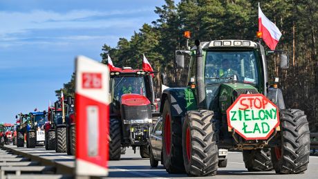 Landwirte aus Polen sind auf der Autostrada A2 (Europastraße 30) mit ihren Fahrzeugen in Richtung der deutsch-polnischen Grenze (Frankfurt/Oder) unterwegs © picture alliance/dpa | Patrick Pleul