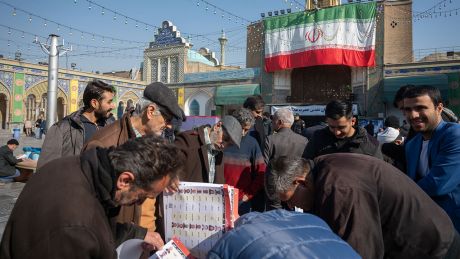 Eine Gruppe von Männern betrachtet die Listen von Kandidaten in Teheran in einem schiitischen Heiligtum im Süden der Hauptstadt © Arne Bänsch/dpa