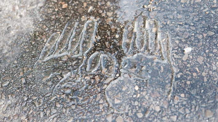 Handabrücke auf Asphalt nach einer Klebe-Aktion der "Letzen Generation" © IMAGO/aal.photo/Jonas Gehring