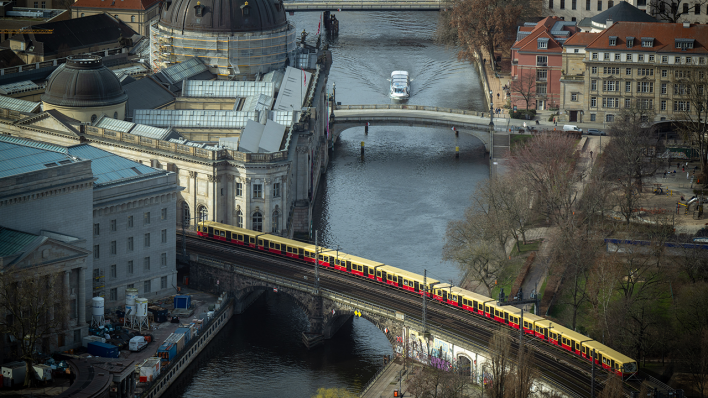 Eine S-Bahn passiert eine Brücke über der Spree zwischen den Bahnhöfen Friedrichstraße und Hackescher Markt © picture alliance/dpa/Monika Skolimowska