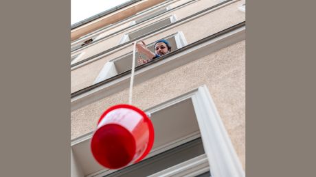 Ramen Suppe, die aus dem Fenster Rahmen fällt © Johannes Paetzold