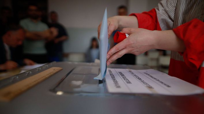 Eine Frau gibt am 31.03.2024 in einem Wahllokal in Istanbul ihre Stimme ab © imago images/Zuma Wire