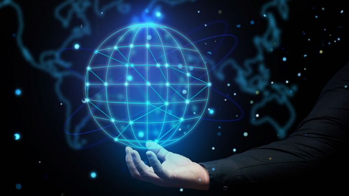 Ein Mann hält ein Hologramm eines vernetzten Globus © IMAGO/Panthermedia