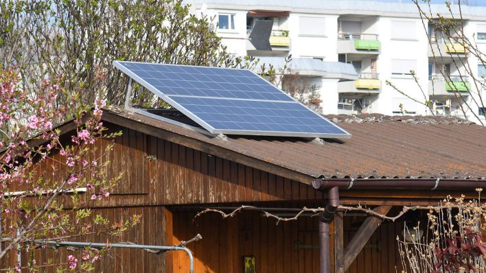 Solaranlage auf einem Gartenhaus in einem Schrebergarten © IMAGO/Winfried Rothermel