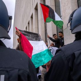 Pro-Palästina-Demonstranten besetzen das sozialwissenschaftliche Institut der Berliner Humboldt-Universität © IMAGO/Rolf Zöllner