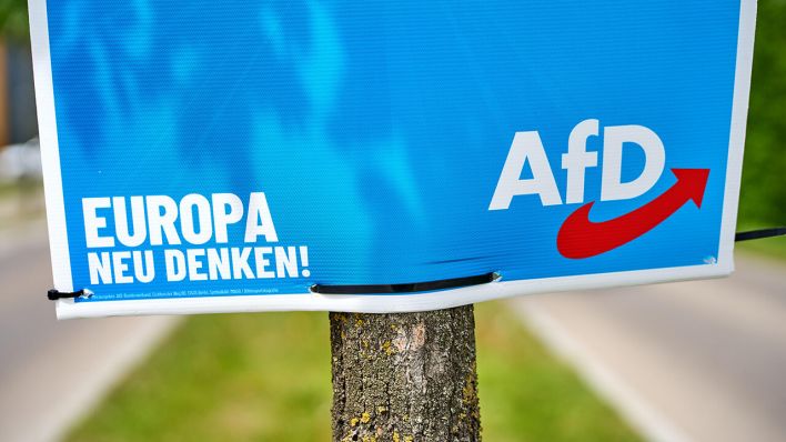 Der Slogan "Europa neu denken!" steht auf einem Wahlplakat der AfD zur Europawahl 2024 © picture alliance / CHROMORANGE | Michael Bihlmayer