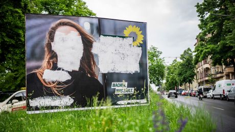 Ein Plakat der Grünen für die Europawahl ist mit weißer Farbe überstrichen worden © picture alliance/dpa | Michael Kappeler