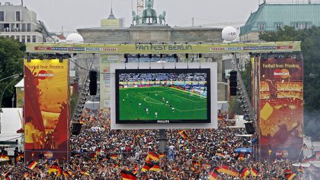 Bei der Fußball-EM wird es wieder eine Fanmeile geben (Bild vom 30.06.2006) © Marcel Mettelsiefen/dpa