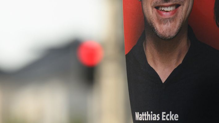 Ein Wahlplakat des sächsischen SPD-Spitzenkandidaten Matthias Ecke zur Europawahl © Robert Michael/dpa