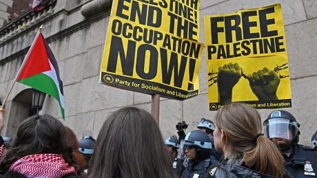 Palästinensische Unterstützer protestierten in der Nähe der Columbia University in New York © Andrea Renault/ZUMA Press Wire/dpa