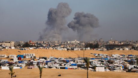Nach einem israelischen Luftangriff östlich von Rafah im Gazastreifen steigt Rauch auf © Ismael Abu Dayyah/AP/dpa