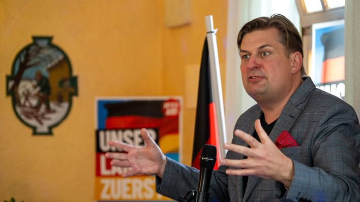 Maximilian Krah, Spitzenkandidat der AfD zur Europawahl, spricht bei einer Wahlveranstaltung in einem Gasthaus © Stefan Puchner/dpa