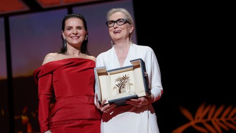 US-Schauspielerin Meryl Streep, für ihr Lebenswerk in Cannes mit der Ehrenpalme ausgezeichnet, zusammen mit der französischen Schauspielerin Juliette Binoche bei der Preisübergabe © Vianney Le Caer/Invision/AP