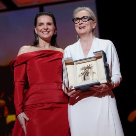 US-Schauspielerin Meryl Streep, für ihr Lebenswerk in Cannes mit der Ehrenpalme ausgezeichnet, zusammen mit der französischen Schauspielerin Juliette Binoche bei der Preisübergabe © Vianney Le Caer/Invision/AP