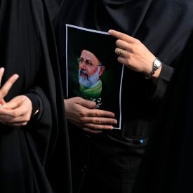 Eine iranische Frau hält ein Bild von Präsident Ebrahim Raisi während einer Trauerfeier für ihn im Zentrum von Teheran © Vahid Salemi/AP/dpa