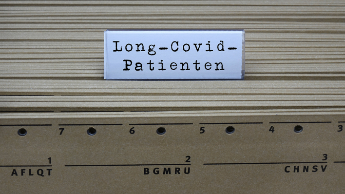 Hängeregister mit Aufschrift "Long-Covid-Patienten" © IMAGO/Sascha Steinach