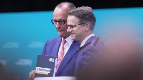 CDU-Parteitag: Friedrich Merz und Carsten Linnemann mit dem neuen CDU-Grundsatzprogramm © IMAGO / dts Nachrichtenagentur