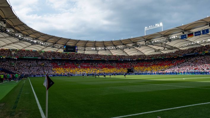 Fußball-EM: Choregraphie der Fans von Deutschland im Stadion in Stuttgart © IMAGO/Eibner