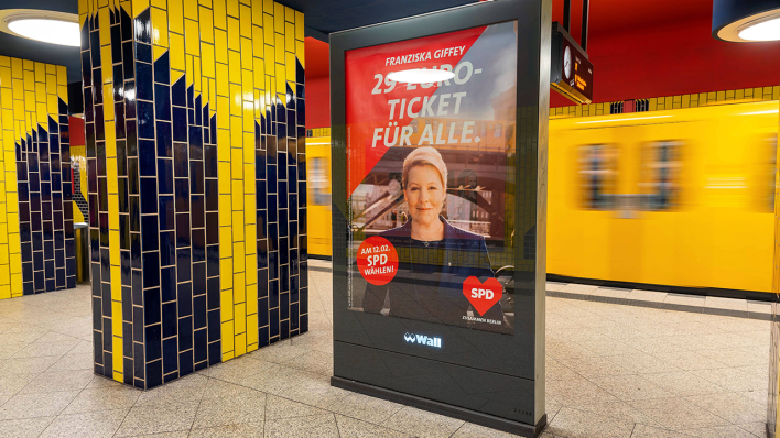 Wahlplakat der SPD mit Franziska Giffey zur Wiederholungswahl zum Abgeordnetenhaus im Februar 2023 : "29 Euron-Ticket für alle" © IMAGO / Stefan Zeitz