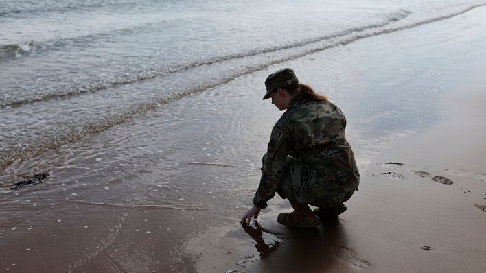 Eine amerikanische Soldatin beim Gedenken an den D-Day in der Normandie © picture alliance / ASSOCIATED PRESS | Jeremias Gonzalez