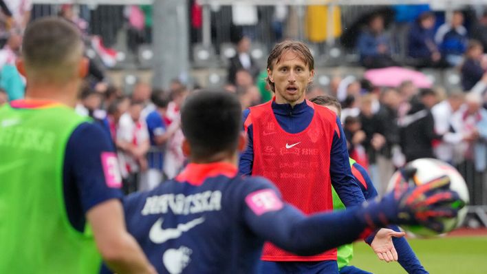 Kroatiens Luka Modric (M) trainiert im Neuruppiner Volksparkstadion während des öffentlichen Trainings der kroatischen Fussball-Nationalmannschaft © Soeren Stache/dpa