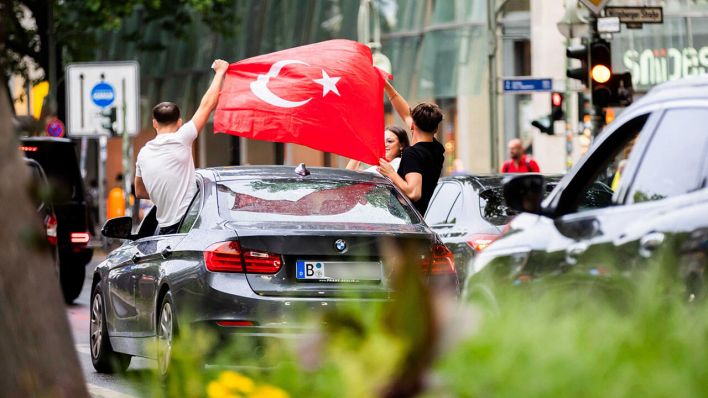 Autokorso türkischer Fans in Berlin auf der Tauentzienstraße © Christoph Soeder/dpa