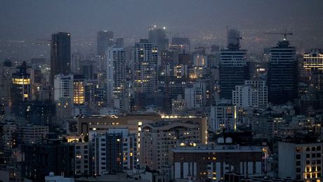 Die Skyline der Millionenmetropole Teheran in der Abenddämmerung © Arne Bänsch/dpa