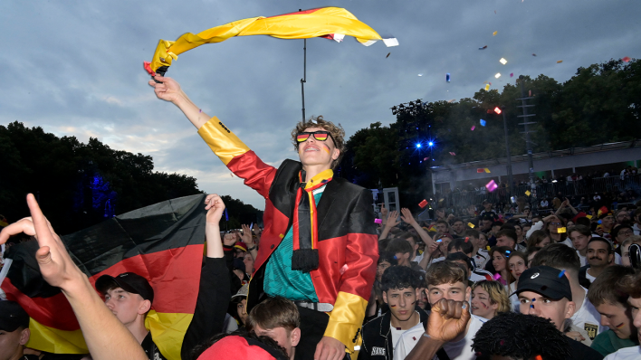 Fans auf der Fan Zone der UEFA EURO 2024 vor dem EM-Eröffnungsspiel Deutschland vs. Schottland am Brandenburger Tor