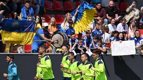 Ukrainische Zuschauer bejubeln die Spieler um Kapitän Andrij Jarmolenko (3.v.l) beim öffentlichen Training der Nationalmannschaft der Ukraine in der Brita-Arena in Wiesbaden.