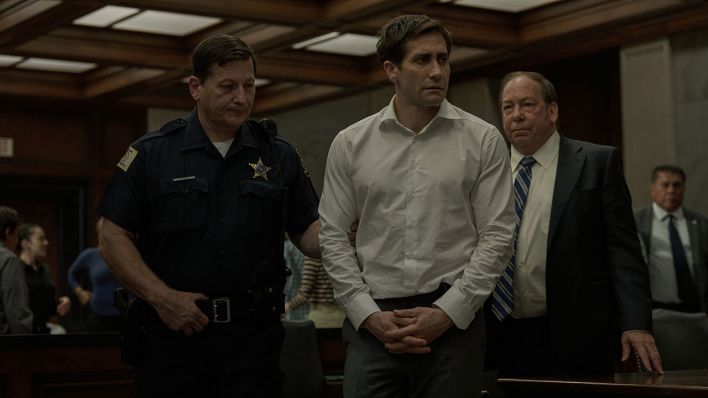 Jake Gyllenhaal (mi) und Bill Camp (re) in "Aus Mangel an Beweisen" © Apple TV