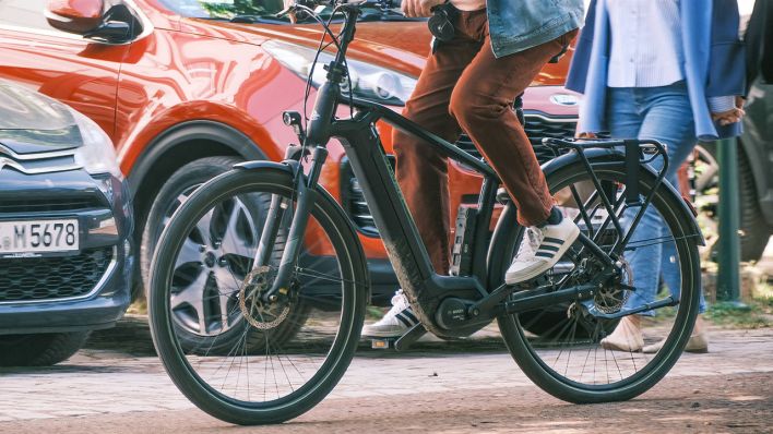 Ein Radfahrer ist mit einem E-Bike unterwegs © imago images/Michael Gstettenbauer