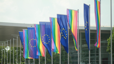 EU- und Regenbogenfahnen vor der Grugahalle inm Essen, wo der Bundesparteitag der AfD stattfinden wird © picture alliance / dts-Agentur