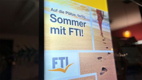 Werbeschild von FTI in einem Reisebüro am Tag der Insolvenzanmeldung