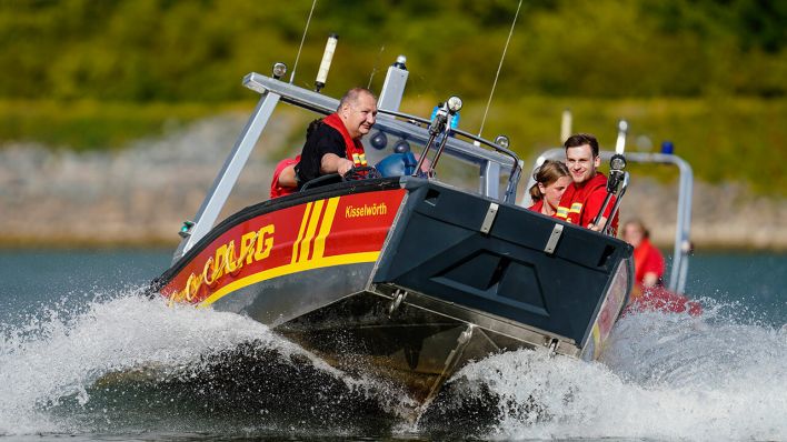 Mitglieder der DLRG üben mit einem Rettungsboot den Ernstfall © picture alliance/dpa | Uwe Anspach