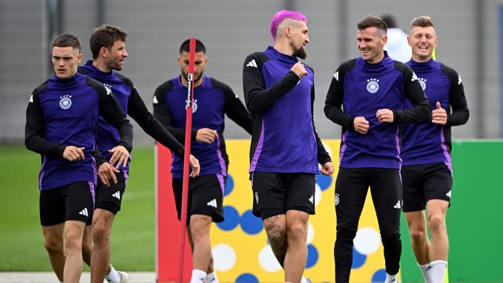 Deutschlands Florian Wirtz (l-r), Thomas Müller, Deniz Undav, Robert Andrich, Pascal Groß und Toni Kroos während des Trainings © Federico Gambarini/dpa